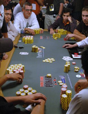 When should a lap pour in poker be done